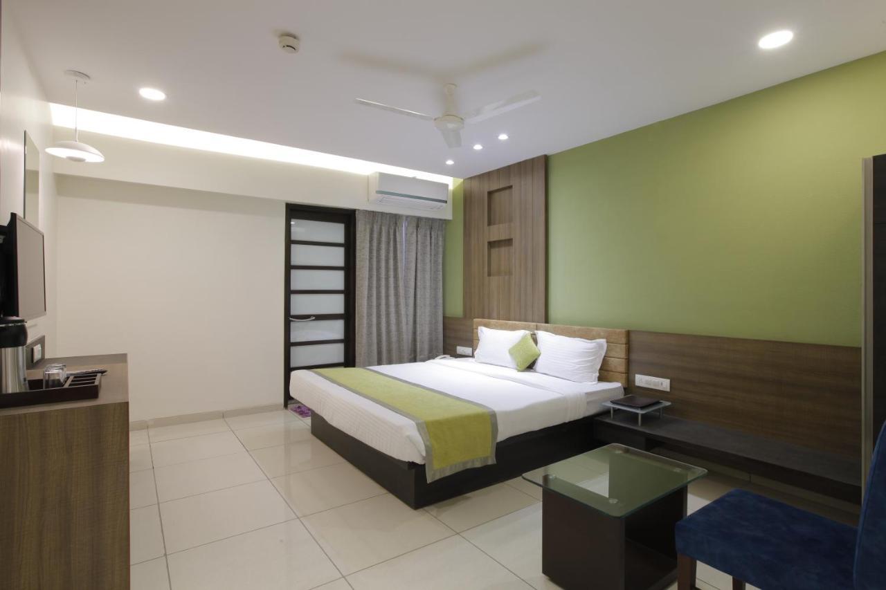 Hotel The Lotus Park Ahmedabad Eksteriør bilde