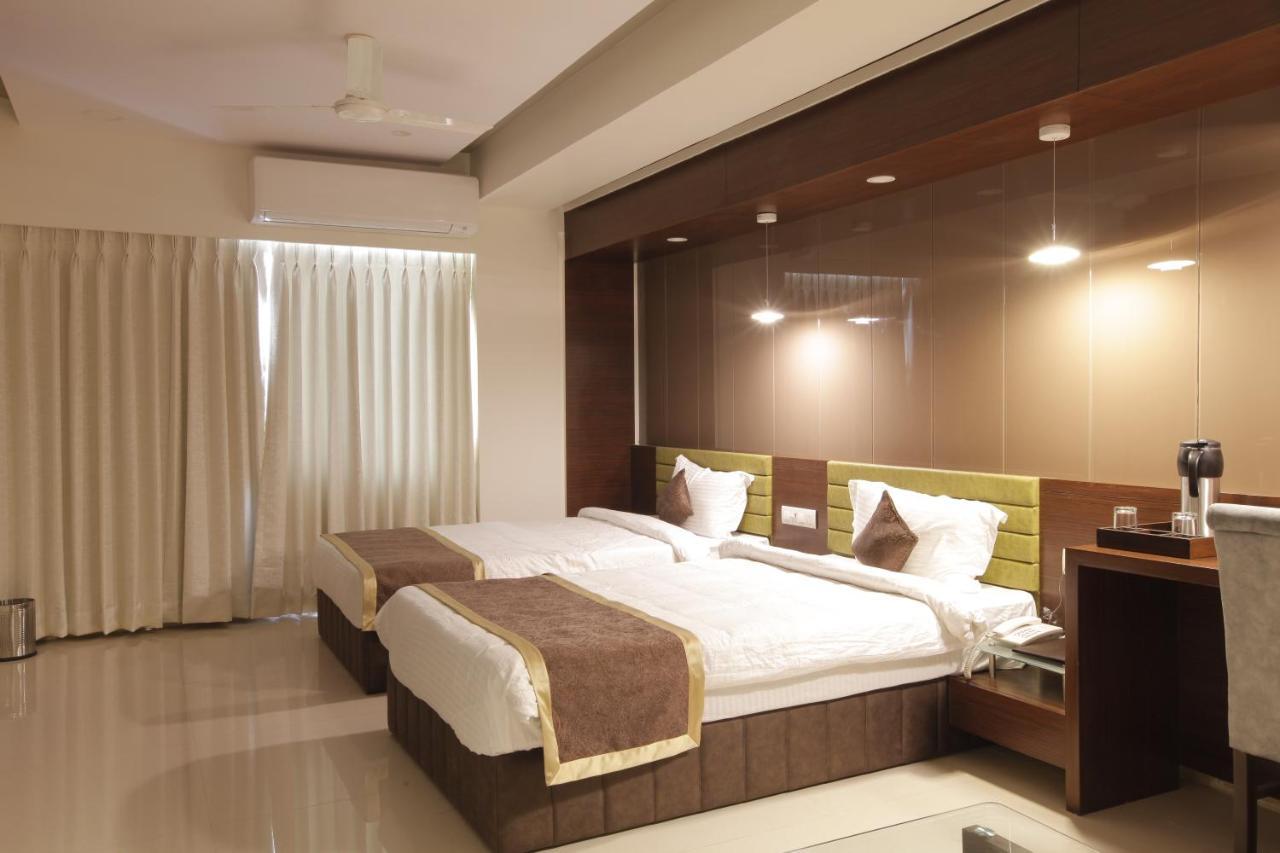 Hotel The Lotus Park Ahmedabad Eksteriør bilde